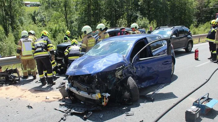 Zwischen Mandling und Schladming ist es am Dienstagnachmittag zu einem Verkehrsunfall mit vier beteiligten Fahrzeugen gekommen. Eine Salzburgerin (24)  war in Richtung Salzburg unterwegs und aus noch ungeklärter Ursache auf die linke Fahrbahn geraten. 