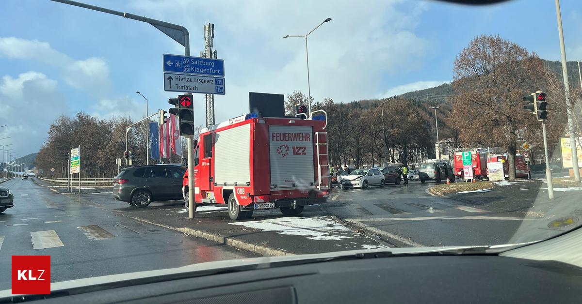 Zivilstreife-im-Einsatz-kollidierte-in-Leoben-mit-Privatauto