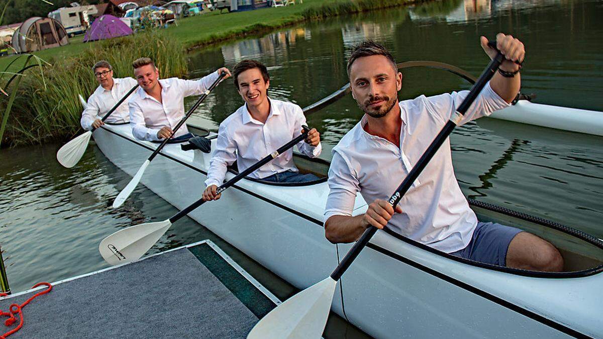 Heinz Paar, Dennis Lutnik, Thomas Taupe und Rene Novak (vorne) in einem Auslegerboot