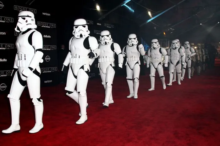 Der letzte "Star Wars"-Film "Das Erwachen der Macht" war im Dezember 2015 in die Kinos gekommen und spielte seitdem weltweit mehr als zwei Milliarden Dollar (1,79 Milliarden Euro) durch Ticketverkäufe ein.