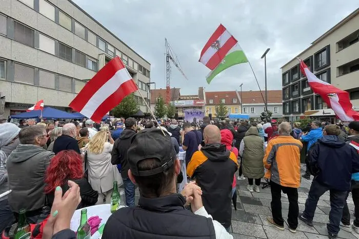 Viele rot-weiß-rote und weiß-grüne Flaggen auf dem Knittelfelder Hauptplatz