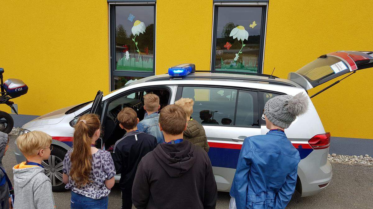 Im Rahmen des Projektes &quot;Gemeinsam.sicher&quot; erhielten die Schülerinnen und Schüler der Volksschule Voitsberg Einblick in die Polizeiarbeit