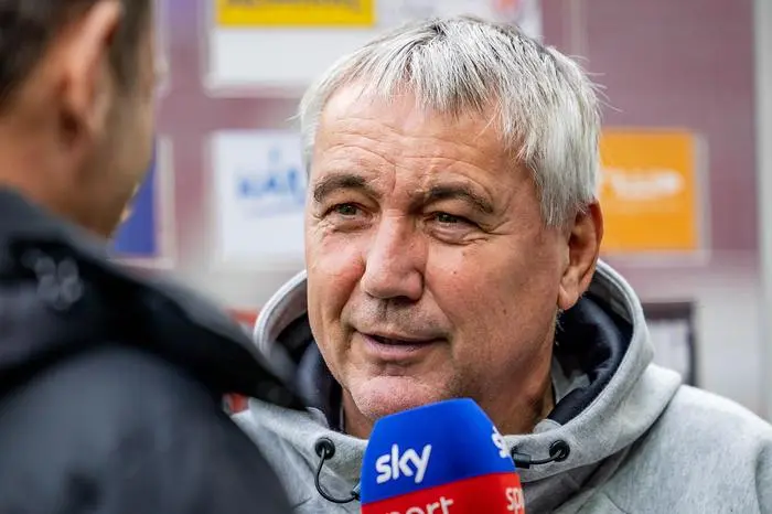 KLAGENFURT,AUSTRIA,03.NOV.24 - SOCCER - ADMIRAL Bundesliga, SK Austria Klagenfurt vs Wolfsberger AC. Image shows head coach Peter Pacult (A.Klagenfurt). 
Photo: GEPA pictures/ Matthias Trinkl