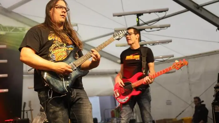 Die Stadt Fehring, die bisher vor allem mit ihren Jazztagen für internationales Aufsehen sorgte, hat nun auch mit einem Rock-Fest aufgetrumpft. Lautstark war der Auftritt der Felsensterne, der den Auftakt des Abends bildete