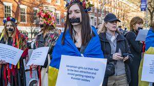 Frauen protestieren gegen Vergewaltigungen im Ukraine-Krieg