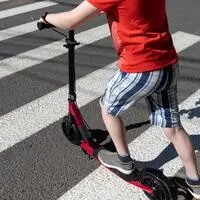 Der Bub fuhr mit seinem Scooter plötzlich auf den Zebrastreifen (Sujetbild)