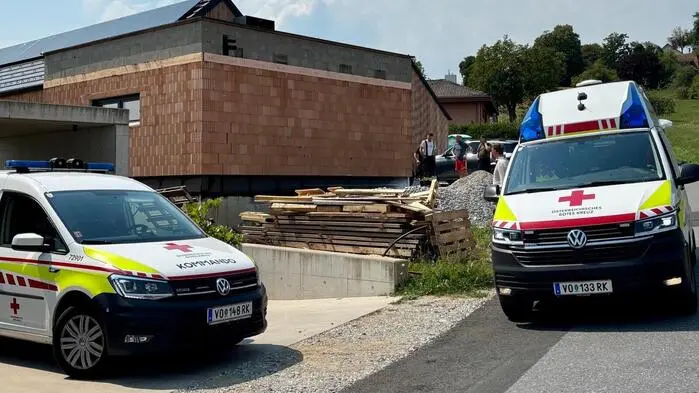 Der Mann wurde bei dem Sturz in einem Rohbau verletzt