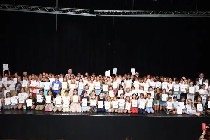 Rund 130 Kinder waren bei der Urkundenübergabe in der Blumenhalle in St. Veit dabei.