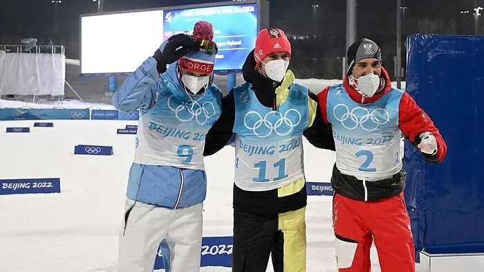 Lukas Greiderer (rechts) sicherte sich in der Nordischen Kombination auf der Normalschanze die Bronzemedaille hinter dem Deutschen Vinzenz Geiger und dem Norweger Joergen Graabak.