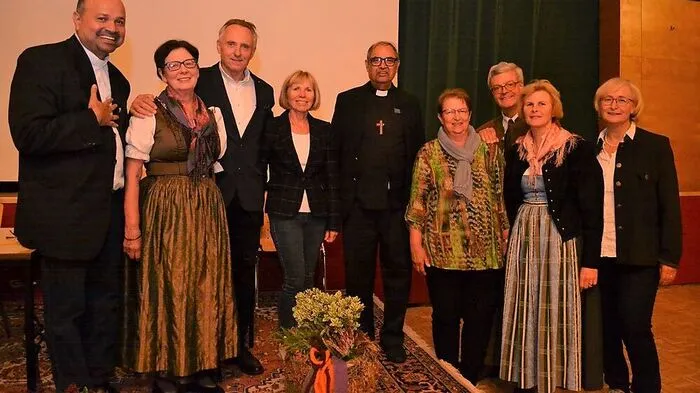 Pinto (links), Bischof Monis (Mitte)