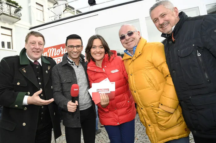 Hausherr Bürgermeister Josef Jury, die Moderatoren Marco Ventre und Eva Pölzl, ORF Stiftungsrat Siggi Neuschitzer und Vizebürgermeister Claus Faller vor dem großen Sendecontainer.