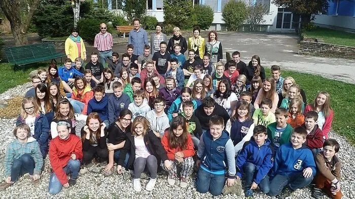 Fünf Klassen haben sich Gedanken zum Thema „Building Bridges“ gemacht und können nun gemeinsam zum Song Contest fahren
