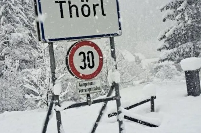 Ein großes Problem stellte auch die hohe Schneelast auf den Bäumen dar. Aus diesem Grund musste man auch immer wieder Verkehrswege von abgebrochenen Ästen und umgefallenen Bäumen befreien. Am Abend kam es zudem auch noch zu einem Verkehrsunfall auf der B 20 und - nur wenige Meter weiter - zu einer Fahrzeugbergung.