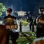 Die Polizei bewacht das Weiße Haus und hält die wütenden Demonstranten zurück  