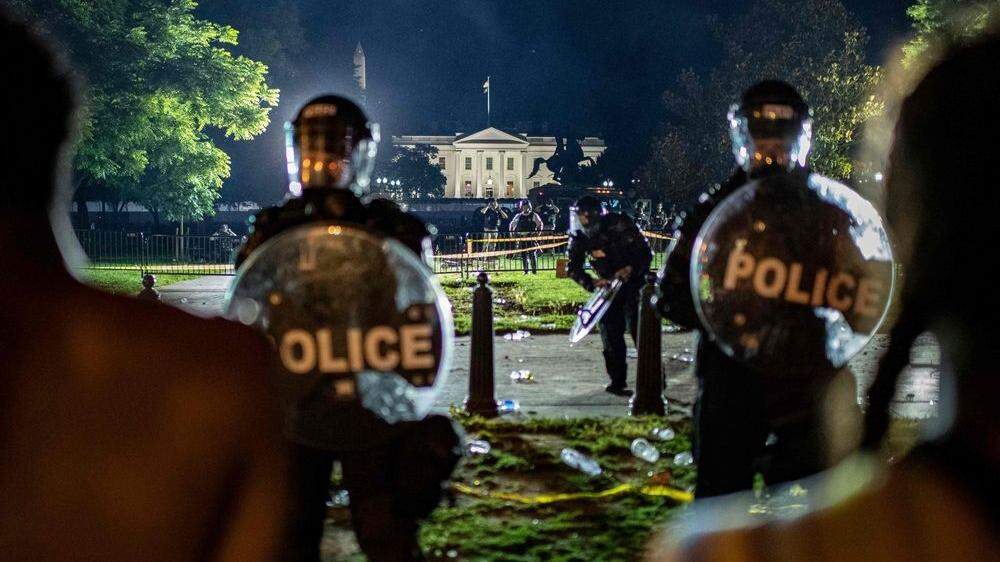 Die Polizei bewacht das Weiße Haus und hält die wütenden Demonstranten zurück  