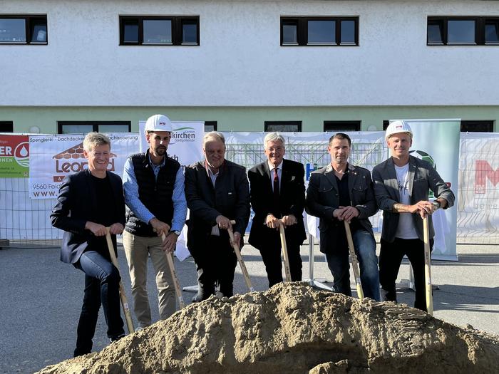 Landessportdirektor Arno Arthofer, SV Feldkirchen-Obmann-Stellvertreter Christian Schilcher, Bürgermeister Martin Treffner, Landeshauptmann Peter Kaiser, Stadtrat Helmut Kraßnig und SV Feldkirchen-Obmann Martin Tamegger