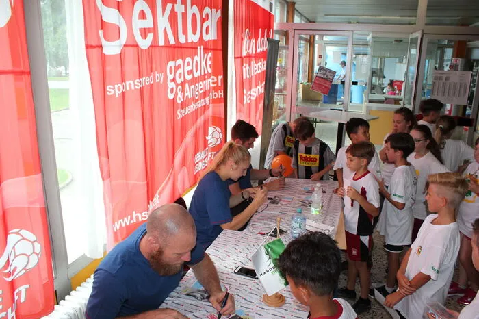 Abseits vom Parkett trafen die Nachwuchssportler auf einige ihrer Idole, neben Organisator Didi Peißl waren die Handball-Stars Ales Pajovic und Lukas Schweighofer von der HSG Graz und Berlin-Legionärin Vanessa Magg zu einer Autogrammstunde gekommen.