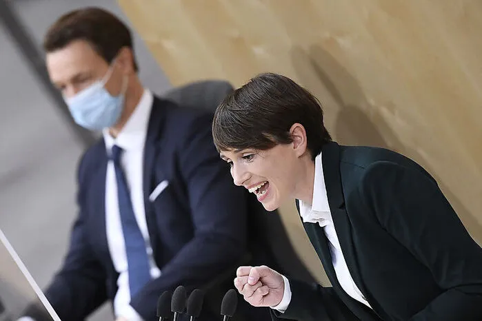 "Diese Inszenierungen und das Hickhack sind manchmal sehr mühsam, auch wenn es natürlich das gute Recht aller Parteien ist." - Grünen-Klubchefin Sigrid Maurer freut sich auf den Tag nach der Wien-Wahl ...