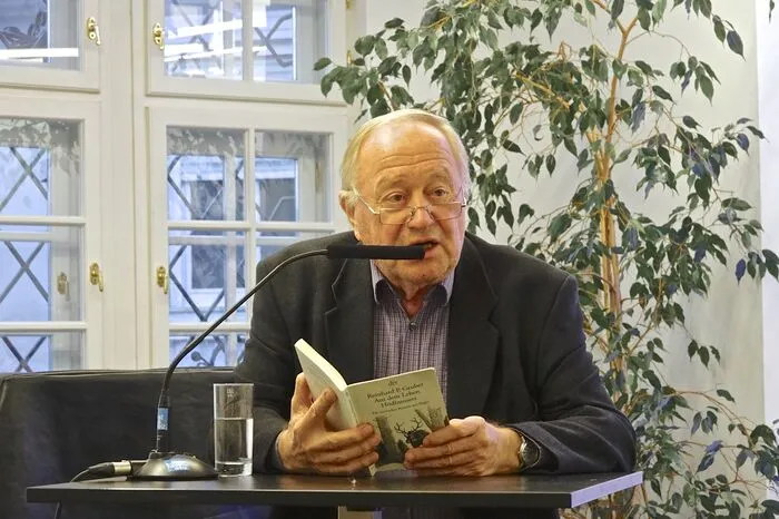 R.P. Gruber las Heiteses und Besinnliches aus seinem steirischen Klassiker zum Vergnügen der Zuhörer.