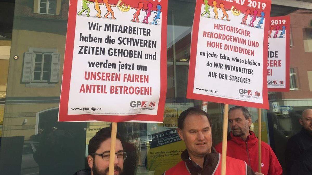 Schriller Protest für einen höheren Finanz- und Banken-Kollektivvertrag am Mittwoch in Klagenfurt (hier vor der Anadi Bank in der Domgasse)
