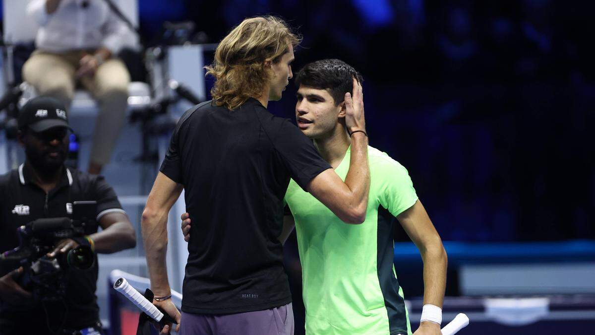 Alexander Zverev (links) tröstete Carlos Alcaraz 