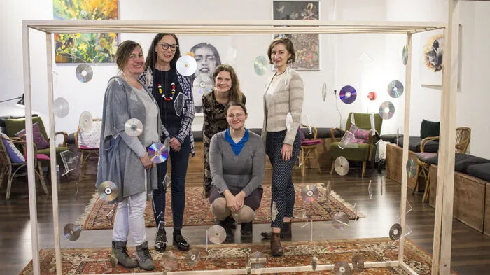 Bei der Präsentation des Objekts "Seele": Projektkordinatorinnen Andrea Darvishzadeh (Wirtschaftsabteilung, links außen) und Erika Thümmel, FH-Studentinnen Anna Neuner (Mitte hinten), Stephanie Brandauer (Mitte vorne) und Lisa Wonnebauer (rechts)