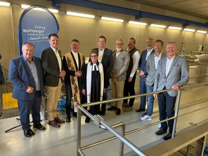 Besuchten die Anlage: Landtagsabgeordneter Armin Geißler, Bürgermeister Alexander Radl, die Pfarrer Krzysztof Kranicki  und Renate Moshammer, die Stadträte Josef Steinkellner und Michael Schüssler, Michael Verdnik, Christian Schimik, Stadtrat Klaus Penz, Stadtwerke-Beiratsvorsitzender Karl Heinz Smole