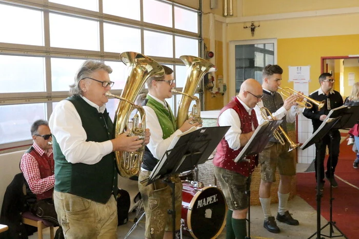 Gelungener Auftakt am Samstag: Der Frühschoppen mit der „Ebersteiner Kirchtagsmusi“ unter "Frontman" Walter Sunitsch (links). 