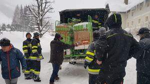 Die Essenslieferung für Hohentauern kam am Donnerstagnachmittag an - im Lkw war Diesel und Lebensmittel für drei Tage