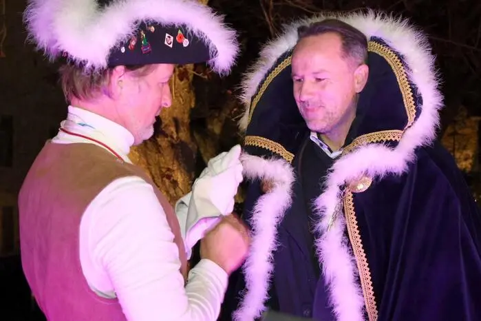 Heuer war das Treffen noch von größerer Bedeutung, wurde doch der neue Herzog, welcher Herzog Andy I. (Dancing-Star Andy Kainz, links) nachfolgt, dem gemeinen Volk vorgestellt. Punkt 19.11 Uhr war es dann soweit. Gleich vorweg: Der neue Herzog der St. Veiter Faschingsgilde heißt Siegfried I. (Siegfried Smetanig, 48, rechts), ist Unternehmer und kommt aus Überfeld nahe St. Veit. Und das Präsidentenamt bekleidet weiter Rechtsanwalt Michael Huber.