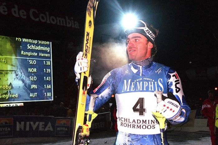 In diesem Jahr trafen sich nicht nur die legendären Skirennläuferinnen und -rennläufer aus früheren Zeiten, sondern auch die Slalomartisten und Speed-Spezialisten. Vom gewöhnlichen Skiweltcup entwickelten sich die Rennen in Schladming mit Lichtgeschwindigkeit zum Ski-Spektakel. 35.000 Zuseher zählte man beim Nachtslalom am 8. Jänner 1998. Zehntausende Ski-Begeisterte waren es bei den Super-G-Bewerben. Alberto Tomba oder "Tomba la Bomba“, wie der Italiener von seinen Fans genannt wurde, ließ die Bombe platzen und siegte auch beim zweiten Nachtslalom. Erfreuliche Leistungen brachten auch die rot-weiß-roten Skistars. Thomas Sykora auf Rang zwei im Slalom und der „Herminator“ und die österreichische Super-G-Armada waren das i-Tüpfelchen auf der Planai.