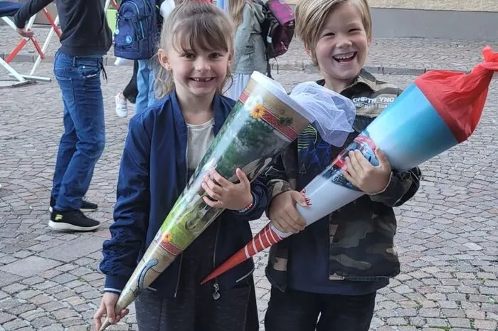 Liam Resinger mit Freundin Melina Gruber vor der Volksschule Dölsach