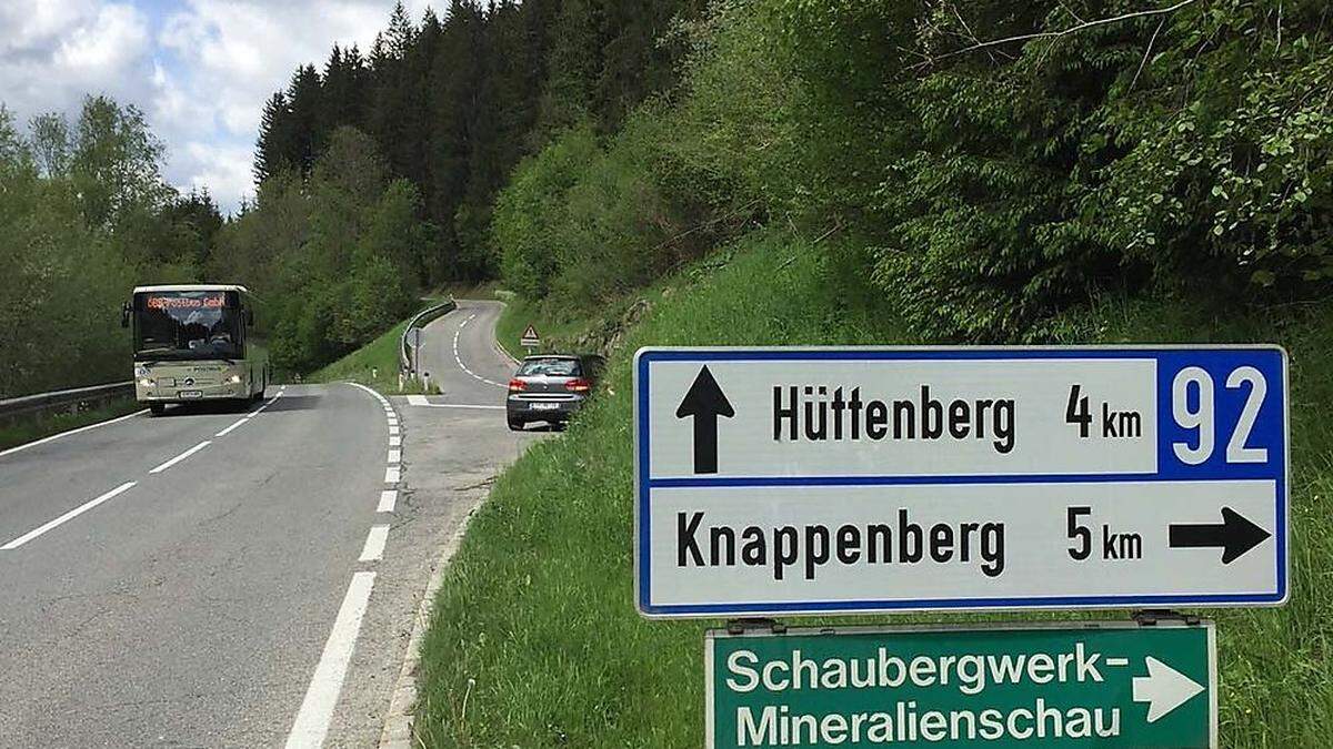 Die Knappenberger Landesstraße (rechts) steht vor dem „Aus“