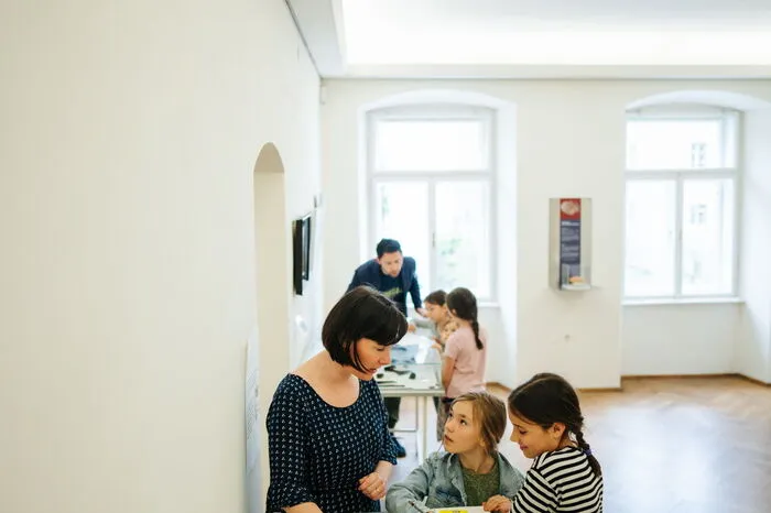können nun Nachwuchsforscher*innen an einer Grabungsstation als Archäolog*innen experimentieren. In einer Sandkiste warten interessante und historisch wertvolle Utensilien darauf, gefunden zu werden.