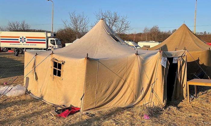 In diesen Zelten werden Flüchtenden aus der Ukraine in der Grenzregion Sobrance-Uschgorod notdürftig untergebracht