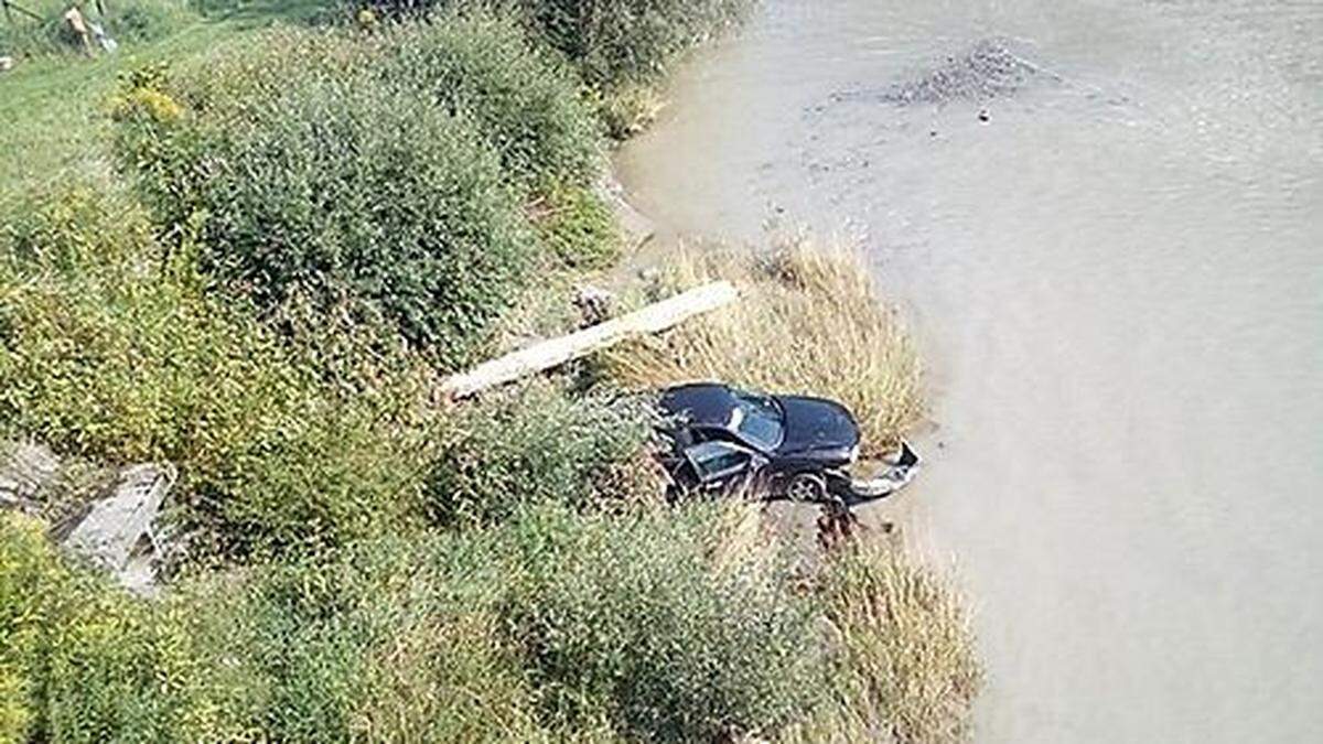 Das zerstörte Fluchtauto des Häftlings aus Osttirol