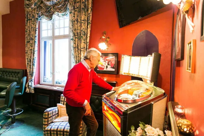 Nick Kalita füttert die Musikbox in der Bar. Sein neuestes Lied„Ode an Ö“ (Kein schöner Land) widmet er Österreich.