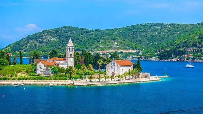 Vis, Kroatien: Die meisten werden mit dem Namen der kleinen kroatischen Insel nicht viel anzufangen wissen und doch ist sie vielen gar nicht so unbekannt. Dem Film „Mamma Mia“ diente sie als Kulisse. Wer nun ebenso unbeschwert wie die Hauptdarsteller über die atemberaubenden Strände tanzen möchte, sollte sich direkt auf den Weg machen.