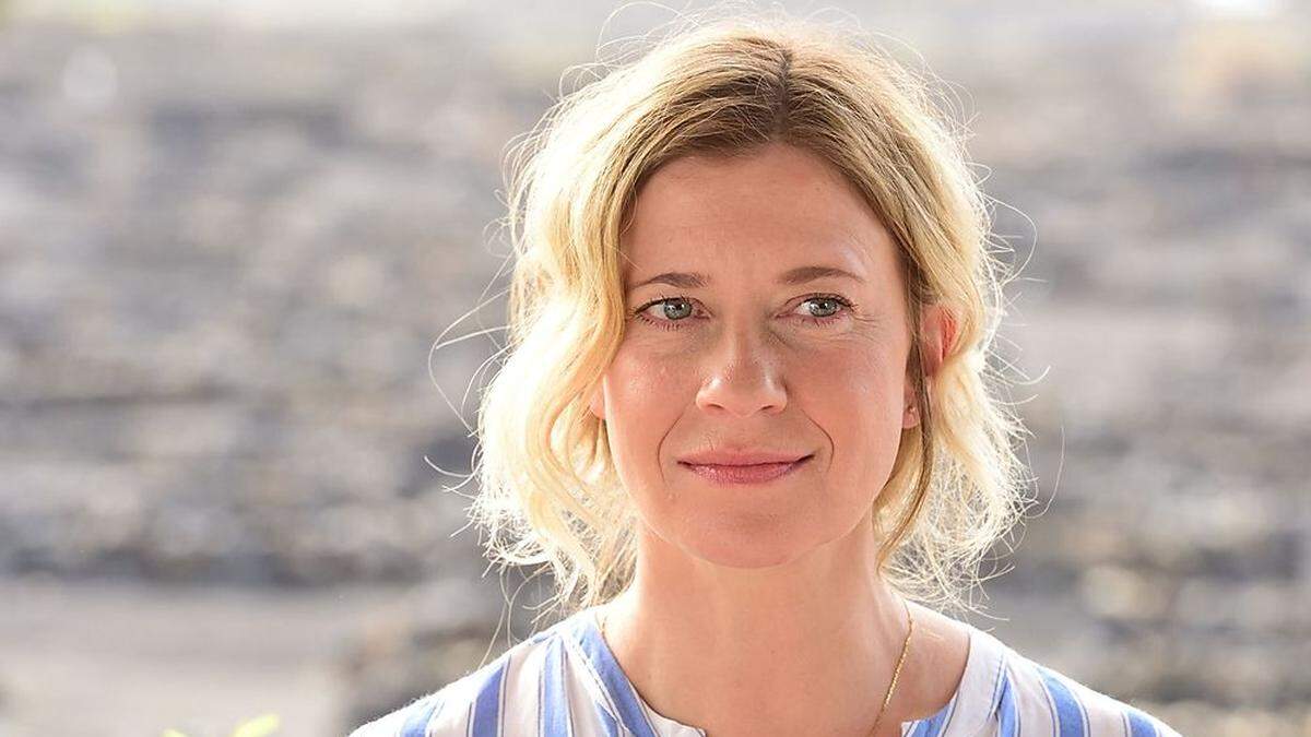 Caroline Peters begeistert aktuell in der Komödie &quot;Der Nachname&quot; im Kino und ist zudem im Burgtheater und der Schaubühne Berlin zu sehen