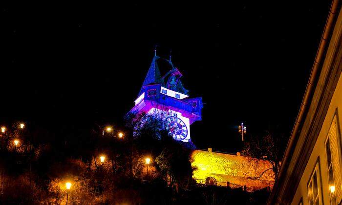 Der Grazer Uhrturm wurde am Wochenende in den Farben der Ukraine beleuchtet