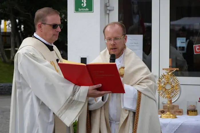 Die Heilige Messe zelebrierten Pater Josef Beer und Pater Michael Robitschko. Anschließend erfolgte die Prozession mit vier Gedenkstationen durch den Ort.