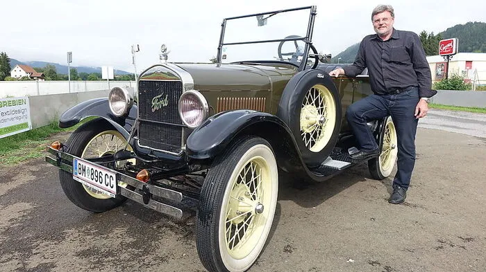 Organisator Gerald Haselgraber vor seinem Ford Modell T Touring aus dem Jahr 1927
