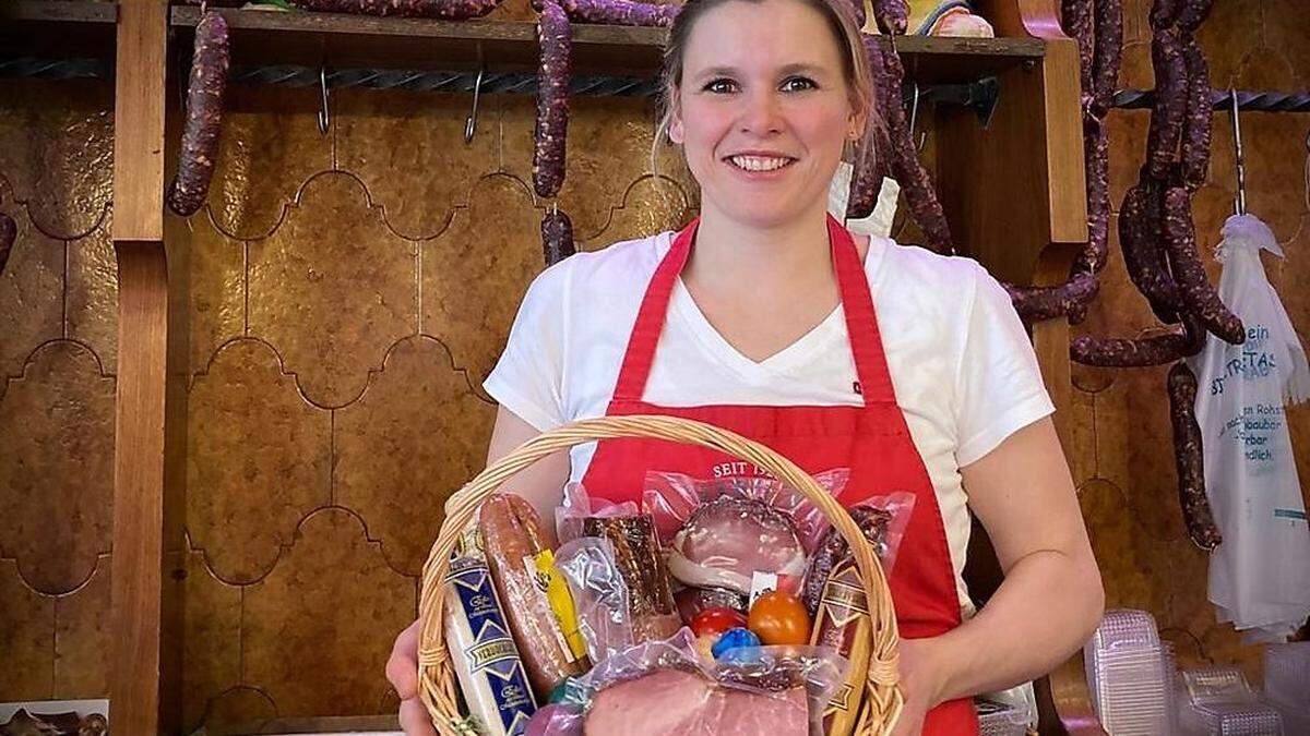 Fleischermeisterin Daniela Hartl mit ihren Köstlichkeiten