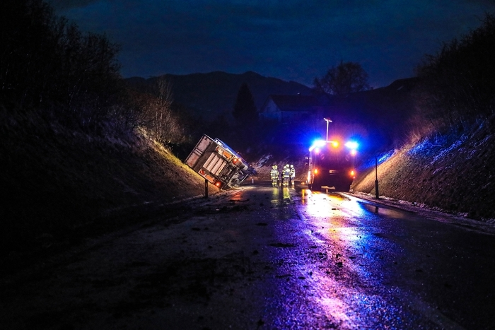 In einer Rechtskurve auf der L 504, Lobmingerstraße, kam gegen 4 Uhr ein Lkw, der mit Lebensmittel beladen war, von der Straße ab und kippe in den Straßengraben.