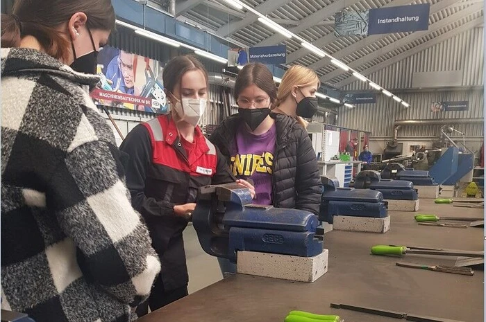 Ziel ist des Girls Day ist es, Rollenbilder aufzubrechen und aufzuzeigen, dass die von Mädchen gern erwähnten Stärken wie Kreativität, Genauigkeit, handwerkliches Geschick, Verlässlichkeit und Teamfähigkeit für viele Berufsbilder passen, unabhängig davon, ob diese mehr­heitlich von Mädchen oder von Burschen dominiert werden.