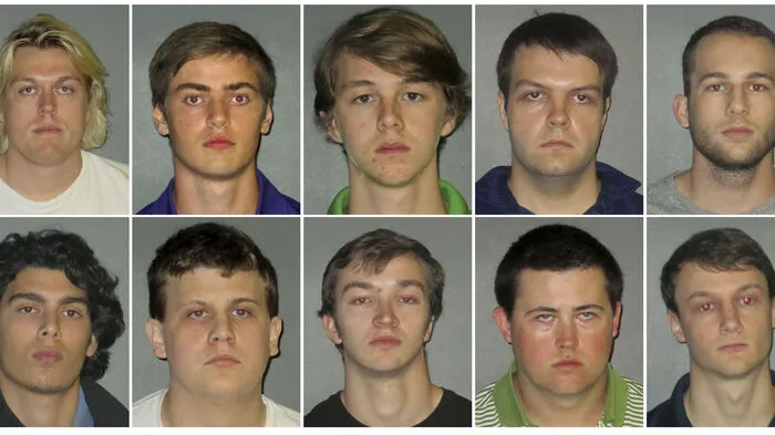 Zehn Verdächtige im Alter von 18 bis 21 Jahren stellten sich am Mittwoch der Polizei und wurden festgenommen,