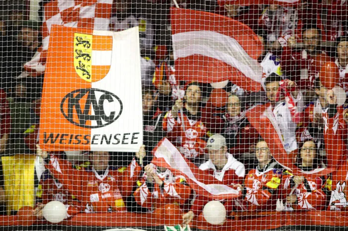 "Sind Mädchen-Hockey schauen." Transparent von Fans als Protest gegen schwache KAC-Leistungen. Während eines Heimmatches besuchten sie die gleichzeitig in Klagenfurt stattfindende Mädchen-U18-WM.
