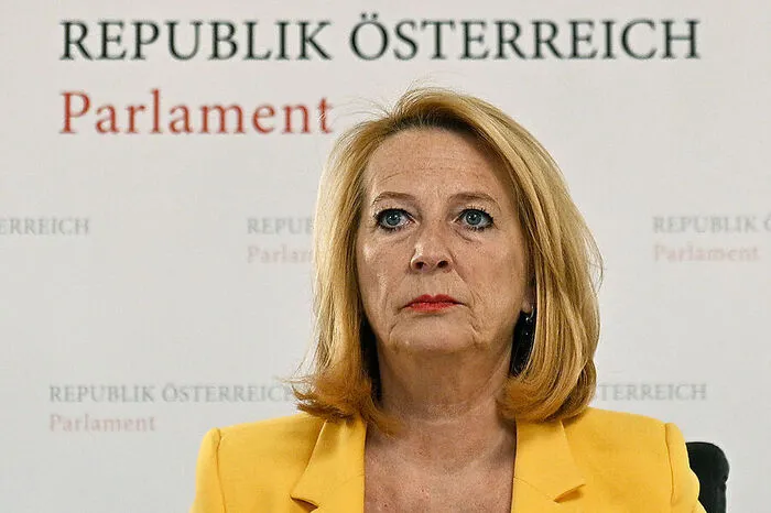 "Der gegenständliche Antrag ist somit angenommen. Damit hat der österreichische Nationalrat der Bundesregierung das Vertrauen versagt." - Doris Bures (SPÖ) verkündet das Ende des Kabinetts Kurz.