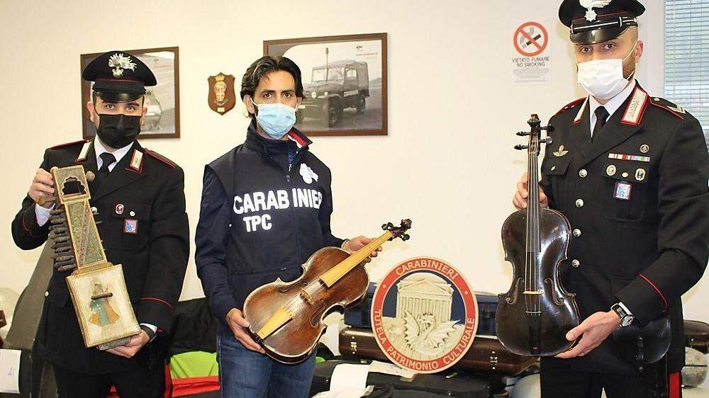 Die Carabinieri haben beim Grenzübergang in Tarvis drei Lieferwagen mit 95 antiken Streichinstrumenten von unermesslichem Wert an Bord konfisziert