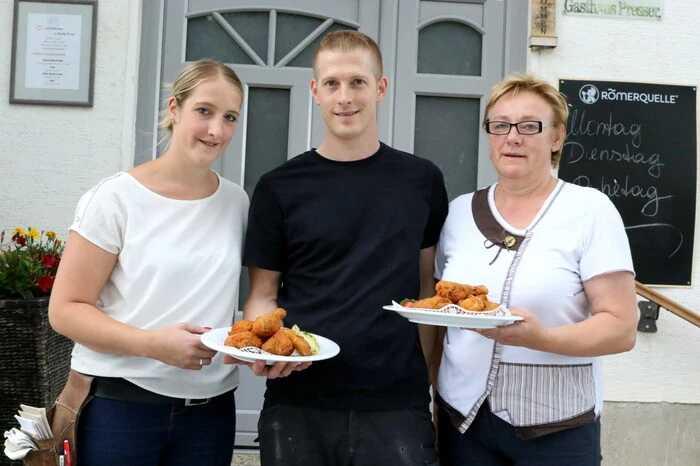 Klar, dass aufgrund des großen Andranges ohne Reservierung schwer ein Sitzplatz im schmucken Gasthof von Christina, Wolfgang und Rosemarie Presser (von links) zu ergattern war. 